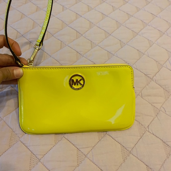 Michael Kors Fulton wristlet - Picture 2 of 5